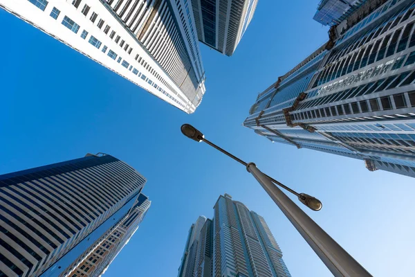 Vista inferior de tiro en rascacielos en Dubai Marina, Dubai, Emiratos Árabes Unidos —  Fotos de Stock