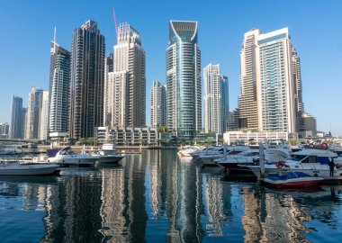 Dubai Marina 'da Embarkment yakınlarında yatlar. Dubai, BAE 'deki modern binalar. Basra Körfezi boyunca 3 kilometre uzunluğundaki yapay kanal kentinde.