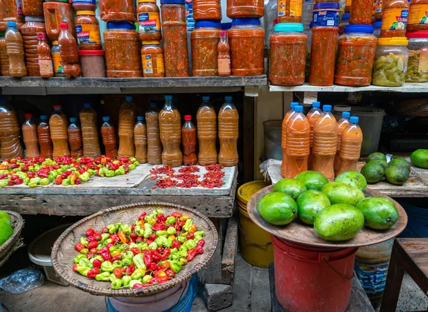 DAR ES SALAAM, TANZANIA - JANUARI 2020: Potten pepers en sauzen op een lokale markt in Dar es Salaam, Tanzania — Stockfoto