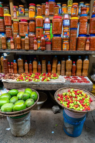 DAR ES SALAAM, TANZANIA - JANUARI 2020: Potten pepers en sauzen op een lokale markt in Dar es Salaam, Tanzania — Stockfoto