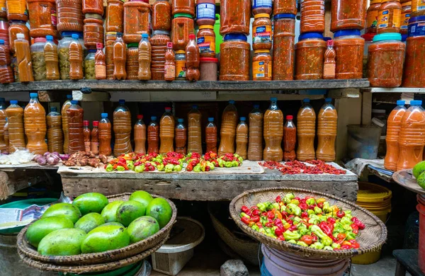 DAR ES SALAAM, TANZANIA - JANUARI 2020: Potten pepers en sauzen op een lokale markt in Dar es Salaam, Tanzania — Stockfoto