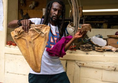 DAR ES SALAAM, TANZANIA - HAZİRAN 2020: Yerel Afrika Swahili Halkı Şehir Marketinde Deniz Kabuğu Satıyorlar, Dar Es Salaam 'da Balık Pazarı