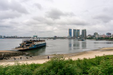 DAR ES SALAAM, TANZANIA - HAZİRAN 2020: Dar es Salaam 'da Afrikalı Siyahi İnsanlar Feribota biniyor. Zanzibar ve Kigamboni 'ye Düzenli Su Taşımacılığı, Dar' da Kivukoni Cephesi