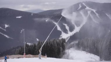 Kar topu fırlatma, Snowon yamacı, kar makinesi kayak merkezinde iş başında.