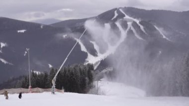 Kar topu fırlatma, Snowon yamacı, kar makinesi kayak merkezinde iş başında.