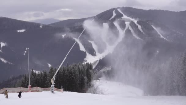 Snökanon kastar Produktion Snowon lutning, snögubbe i aktion på skidorten — Stockvideo