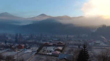Sabah Dağ Köyü 'nde. Sisli Sabah Dağları 'ndaki bir Vadi' de Görkemli Gün Doğumu 'nun Hava Çekimi. Karpatlar, Tatariv, Ukrayna, Avrupa 'daki Firavun Topları ve Samimi Evleri