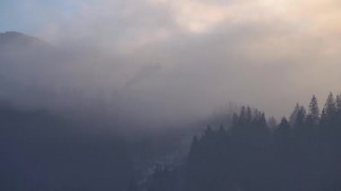 Dağdaki Konforlu Ev 'in Sisli Sabah Programı. Dağlardaki puslu manzara. Güneş ışığıyla parlayan fantastik bir sabah.