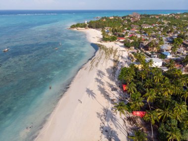 Nungwi 'nin kuzeyindeki Zanzibar' da Deniz feneri ve Okyanusun yukarısındaki Sütunlarda Thatched-çatı Restoranı var.