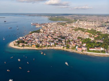 Zanzibar Taştan Kasaba Plajının Hava Çekimi Sunset Time 'da geleneksel Dhow Balıkçı Tekneleri ile Okyanusta