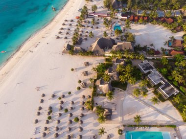 Kendwa Köyü, Zanzibar 'daki Kendwa Sahili Beyaz Kum Sahil Hattı' ndaki Thatched Çatı Şemsiyeleri Şablonu 'nun hava manzarası.