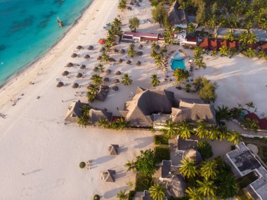 Kendwa Köyü, Zanzibar 'daki Kendwa Sahili Beyaz Kum Sahil Hattı' ndaki Thatched Çatı Şemsiyeleri Şablonu 'nun hava manzarası.