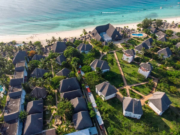 Vista aérea de un hotel en la playa de arena con palmeras verdes. Costa del Océano Índico en Zanzíbar, África. — Foto de Stock