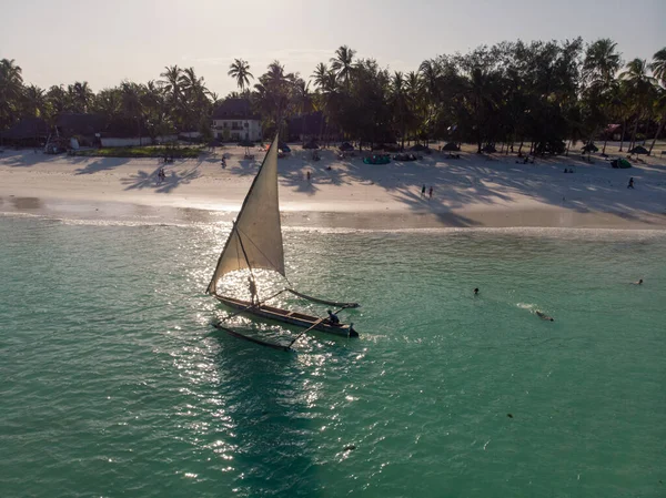 Dhow Catamaran yelkenlisi Zanzibar 'daki Paje köyünün Beyaz Kum Sahili yakınlarında.