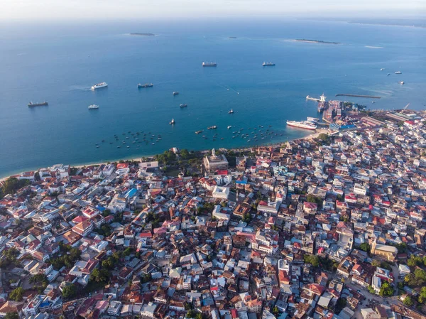 Πολύ υψηλή πάνω από εναέρια Top View Shot της Stone Town, η πρωτεύουσα της Ζανζιβάρης, Τανζανία. Sunset Time Coastal City στην Αφρική — Φωτογραφία Αρχείου