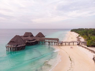 Hint okyanusunun Turkuaz Suyu 'nda akşam saatlerinde Zanzibar Kendwa plajındaki Güzel Thatch stilt ev restoranında Top View.