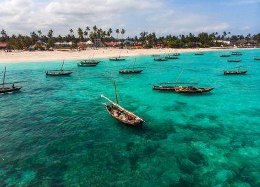 Nungwi Plajı 'ndaki Zanzibar kıyısında temiz turkuaz su üzerinde geleneksel Afrika Tahta Dhow Tekneleri. Hava Görüntüsü