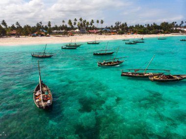 Nungwi Plajı 'ndaki Zanzibar kıyısında temiz turkuaz su üzerinde geleneksel Afrika Tahta Dhow Tekneleri. Hava Görüntüsü