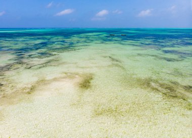 Zanzibar, Tanzanya 'da Paje ve Jambiani' de Hava Çekimi. Sığ Hint Okyanusu 'nda mahsur kalmış gemiler Dalgalı Sandy Rafının beş kilometre uzağında.