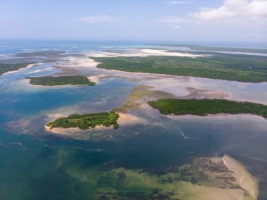 Hint Okyanusu 'ndaki ıssız tropikal adalar. Zanzibar 'daki Pemba Adası' nın havadan görünüşü. Tanzanya 'da. Afrika