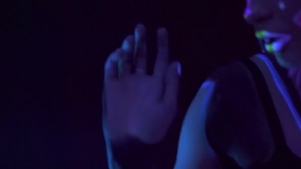 Portret van een meisje met dreadlocks in Neon UF Light. Model Girl with Fluorescent Creative Psychedelic MakeUp, Art Design of Female Disco Dancer Model in UV, Kleurrijke Abstract Make-up. Dansende Dame — Stockvideo