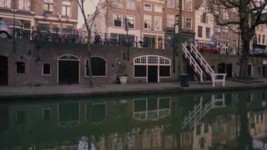 Utrecht, Hollanda - Mart 2020: Utrecht, Hollanda Kanalı. Kanal boyunca eski Hollanda evleri