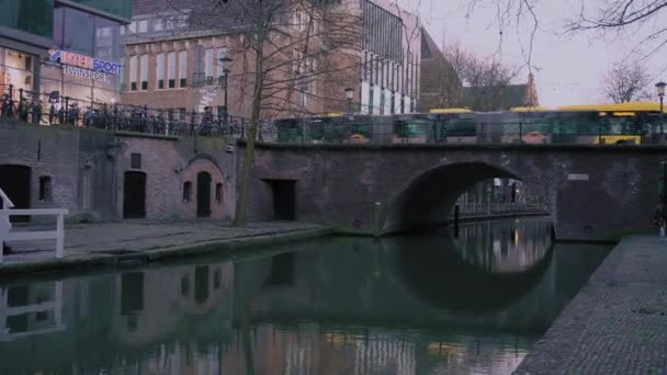 オランダのユトレヒト- 2020年3月:オランダのユトレヒトにある運河。運河沿いの古いオランダの家 — ストック動画