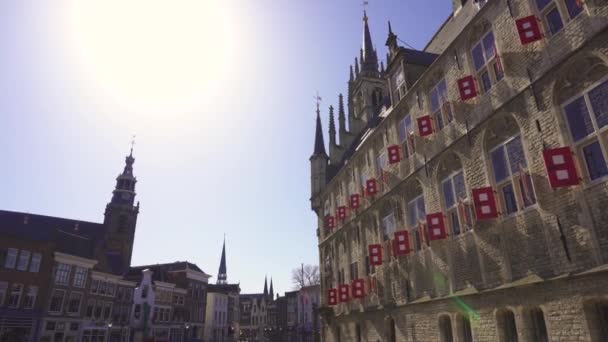 Janela Vermelha Fecha Detalhes do Centro da Prefeitura de Gouda — Vídeo de Stock