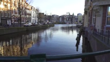 Amsterdam Kanal Bahar Sahnesi Bisikletler ve Köprüler, Suda Eski Hollanda Binası Yansıması