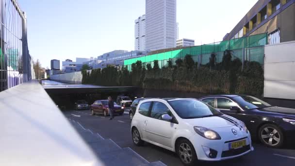 Roterdão, Países Baixos - Março de 2020: Vista de rua na estrada com tráfego de automóveis em Roterdão. — Vídeo de Stock