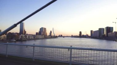 Rotterdam, Hollanda - Mart 2020: Rotterdam 'da araba trafiği ile yol manzarası.
