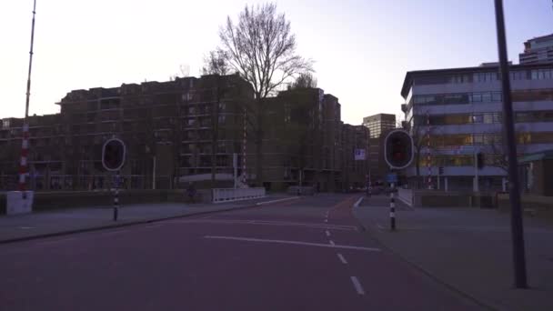 Rotterdam, Nederländerna - mars 2020: Gatuvy över vägen med biltrafik i Rotterdam. — Stockvideo