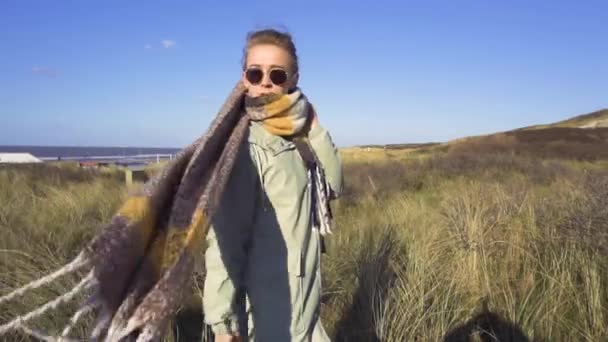 Slow Motion Beauty shot of Stulish Young Girl in Scarf 'ın High Grass' ta Kalması. Hollanda 'da Sonbahar Havası — Stok video