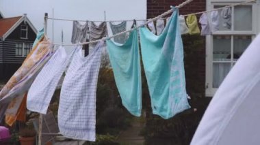 Kumaş dışarıda çamaşır ipinde asılı ve Hollanda 'nın Ijsselmeer' deki Marken adasında ya da eski adıyla Zuiderzee, Hollanda 'da Rüzgarda Yüzüyor.