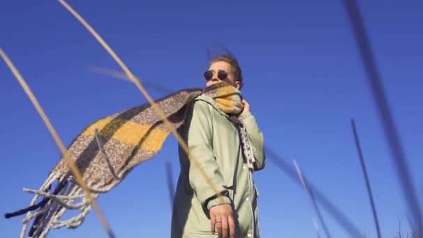 Slow Motion Beauty shot of Stulish Young Girl in Scarf 'ın High Grass' ta Kalması. Hollanda 'da Sonbahar Havası — Stok video