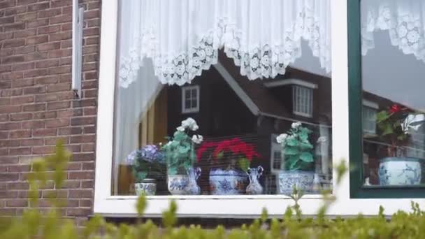 Gemütliche Dekoration auf der Fensterbank und architektonische Details von Holzhäusern in Dutch Village auf der Insel Marken im Ijsselmeer oder früher Zuiderzee, Niederlande — Stockvideo