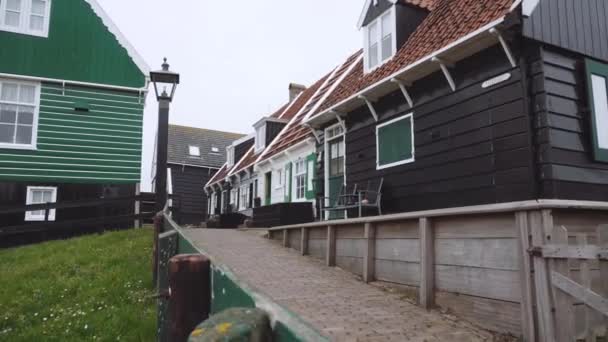 Przytulne dekoracje i detale architektoniczne drewnianych domów w holenderskiej wiosce na wyspie Marken w Ijsselmeer lub dawniej Zuiderzee, Holandia — Wideo stockowe