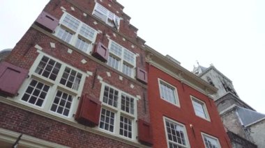 Hollanda 'nın Delft şehrinin merkez meydanındaki eski Hollandalı evlerle çevrili faşistlerin detayları