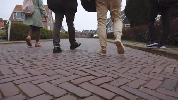 Beine von Touristen Wandern in Dutch Village auf der Insel Marken im Ijsselmeer oder früher Zuiderzee, Niederlande — Stockvideo