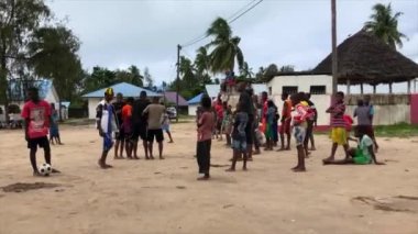 ZANZIBAR, TANZANIA - 2020 HAZİRAN: Düzenli Afrika Hayatı. Köylüler Köy Meydanı 'nda futbol oynuyor.