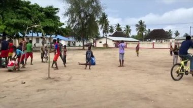 ZANZIBAR, TANZANIA - 2020 HAZİRAN: Düzenli Afrika Hayatı. Köylüler Köy Meydanı 'nda futbol oynuyor.