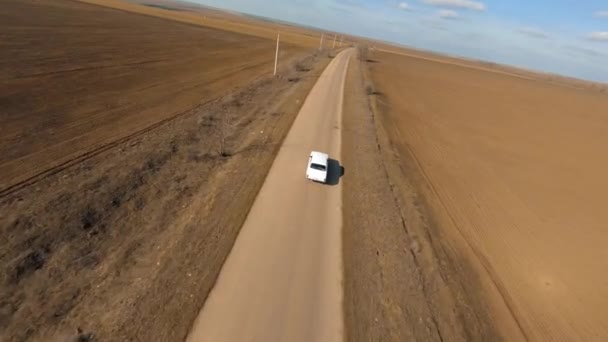 Fpv drone esporte com câmera de ação segue Old Soviet Car Volga 24 no Lonely Road Between Brown Fields. Fpv Racing drone primeira pessoa visão perseguição cinematográfica. — Vídeo de Stock