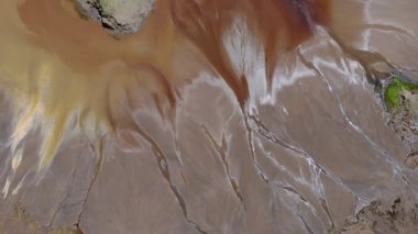 Kenya ve Tanzanya arasındaki Büyük Yarık Vadisi 'ndeki Natron Gölü' ndeki adalarda Aerial Flyby manzarası. Kurak mevsimde göl gazozla kaplıdır ve suda yüzen kuşları ve büyük sürüleriyle ünlüdür.