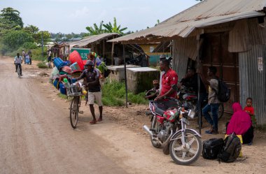 Zanzibar, Tanzanya - Ocak 2020: Zanzibar Caddesi 'nde Bisikletli Siyah Afrikalı Adam İyi ve Ev Aletleriyle Dolu