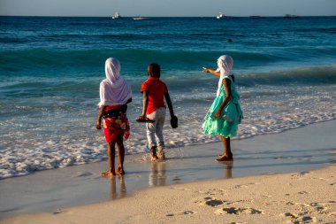 Şirin Afrikalı çocuklar Hint Okyanusu kıyısında kumlu yaz plajlarında mavi denizde mutlu küçük kızlar ve tropik plajlarda denize bakan oğlan