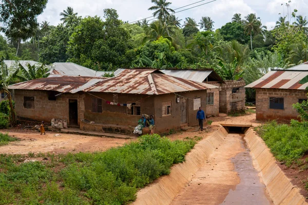 Zanzíbar, Tanzania - ENERO 2020: Los negros africanos en su estilo de vida habitual en las calles de la aldea de Zanzíbar — Foto de Stock