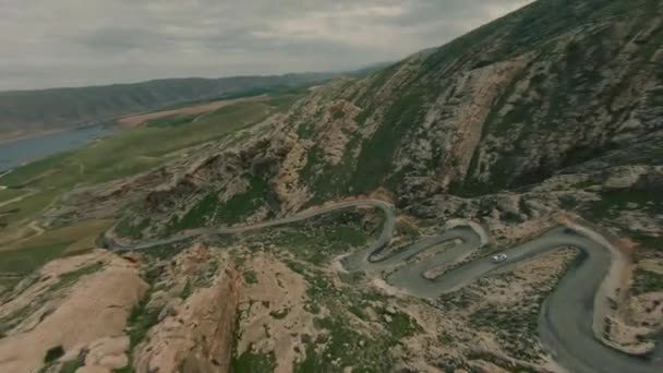 Légi felvétel a pontos szerpentin keskeny útról. Egy út tele csavarral és kanyarral Kelet-Törökországban, Hasankeyf. Aerial freestyle aerobic View Shot on FPV racing Drone. — Stock videók