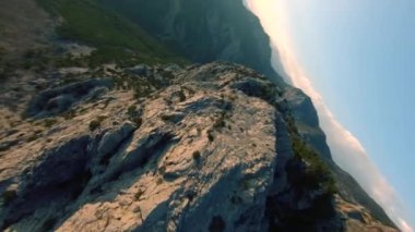 Türkiye 'de, Pamphylia Bölgesi' nde keskin uçurumları olan Güzel Yüksek ve Gri Rocky Dağlarında Hızlı Sinema İnsansız Hava Aracı Dalışı. FPV yarış İHA 'sında havadan serbest akrobatik görüntü.