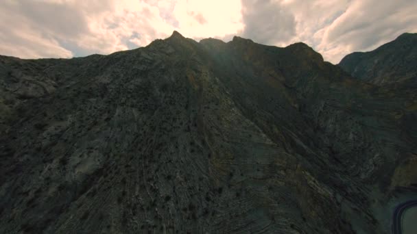 Schneller filmischer Drohnen-Tauchgang in wunderschönen hohen und laminierten Bergen mit scharfen Klippen im Osten der Türkei, Region Erzurum. Kunstflug aus der Luft mit FPV-Renndrohne. — Stockvideo