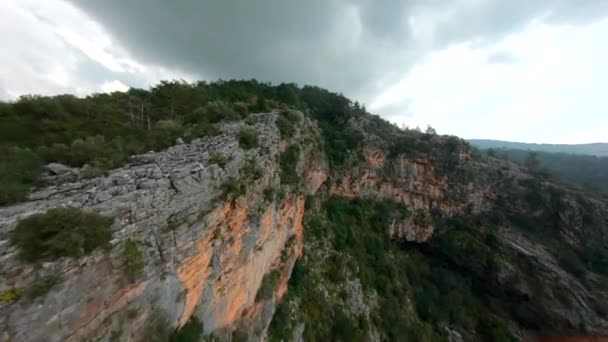 Στιγμιότυπο από το Fast Cinematic Drone στα Όμορφα Βουνά της Τουρκίας, Παμφυλία. Aerial freestyle aerobatic View Shot στο FPV αγωνιστικό Drone. — Αρχείο Βίντεο